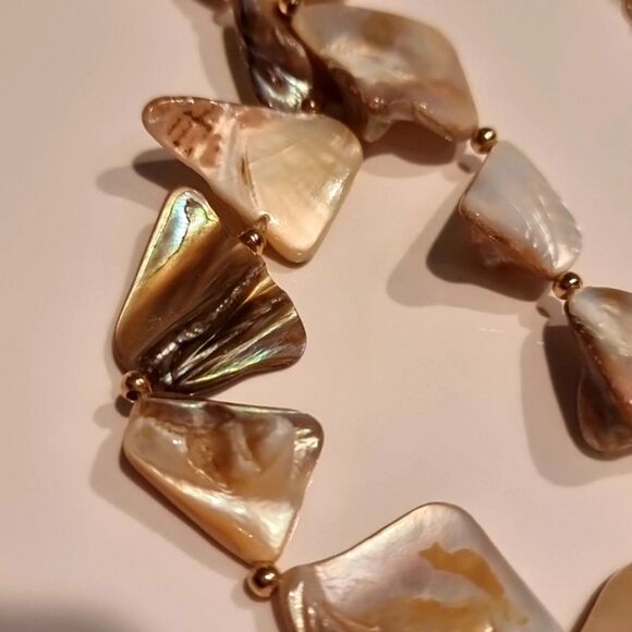 New ANTHRO Seashell Necklace - Picture 6 of 8